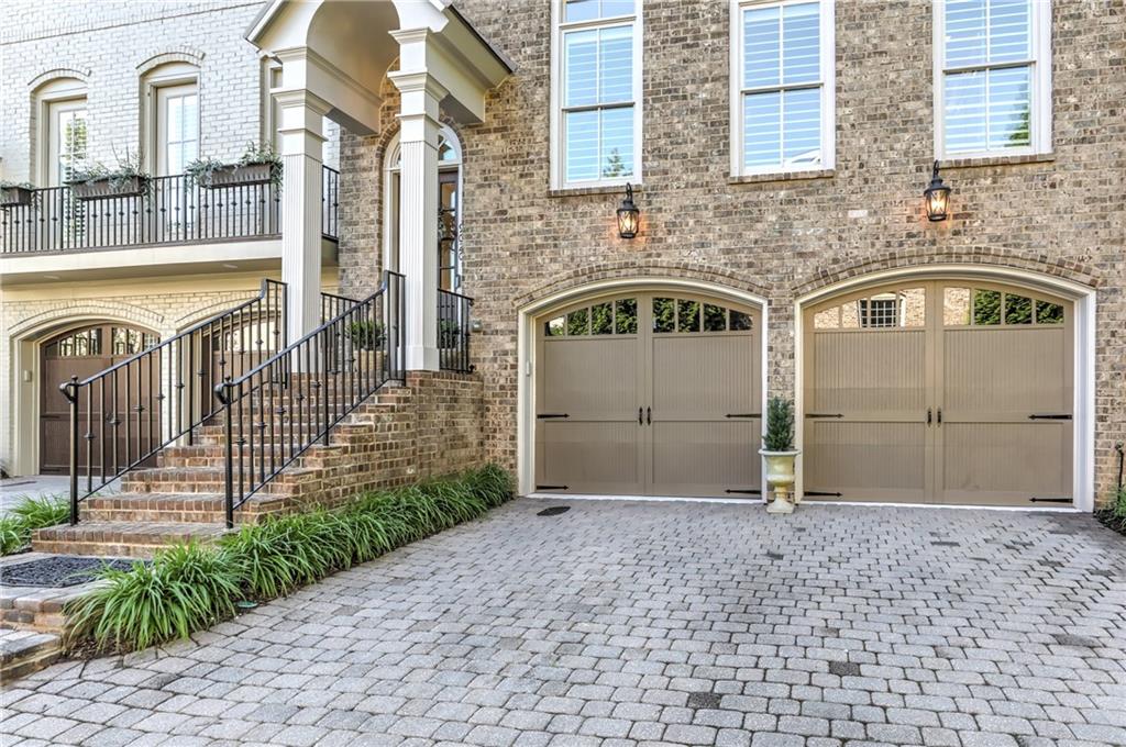 9020 Riverbend Manor