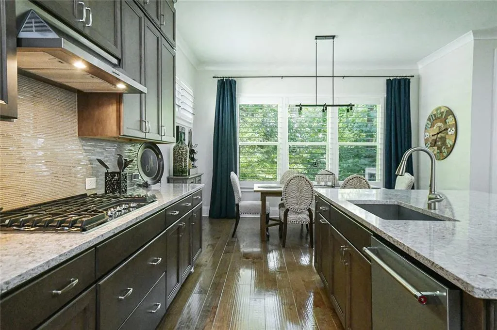 Sandy Springs, Georgia 30328, United States, 5 Bedrooms Bedrooms, ,4 BathroomsBathrooms,Residential,Active,190889