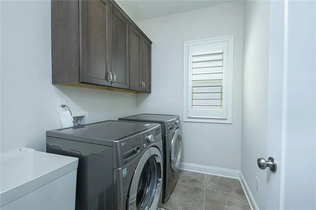 Sandy Springs, Georgia 30328, United States, 5 Bedrooms Bedrooms, ,4 BathroomsBathrooms,Residential,Active,190889