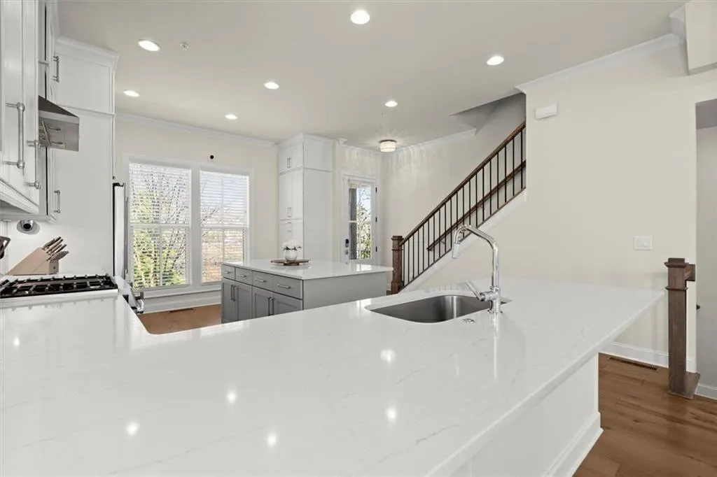 Alpharetta, Georgia 30009, United States, 3 Bedrooms Bedrooms, ,4 BathroomsBathrooms,Residential,Active,207994