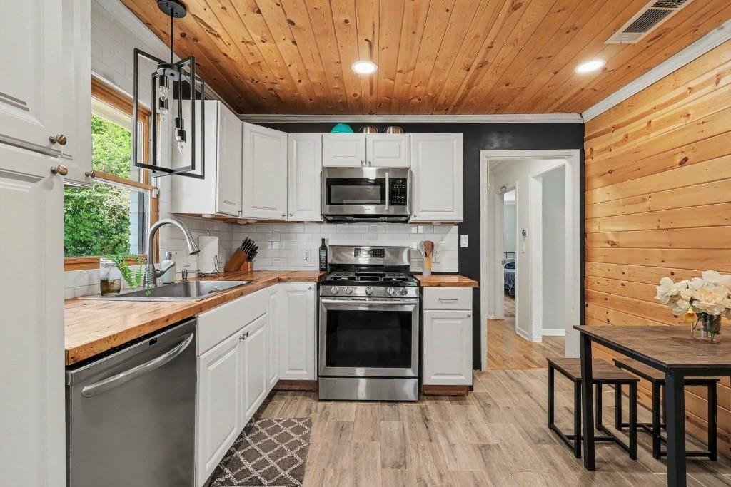 1120 Delores
