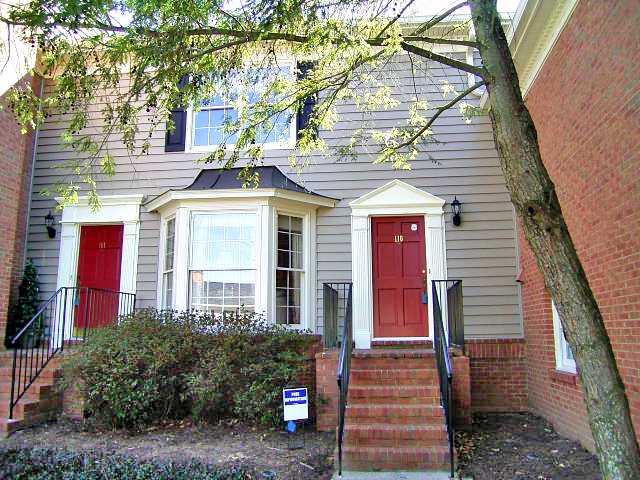 GATED COMMUNITY--LOWEST PRICE IN COMMUNITY*GREAT RM*FORMAL DR*KITCHEN W/SOLARIUM & VIEW OF BEST BACKYARD *GREAT VALUE*SANDY SPRINGS/DUNWOODY LOCATION*CONVENIENT TO PERIMETER BUSINESS DIST.*COMMUNITY RENOV. IN PROGRESS