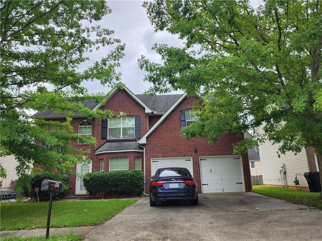 Great 3 bedroom and 2.5 bath. Seller works nights and require a courtesy call before sowing. Sep dining and living room. Level backyard. Hugh master closet and master bath. Eat in kitchen that looks out on to the backyard.
