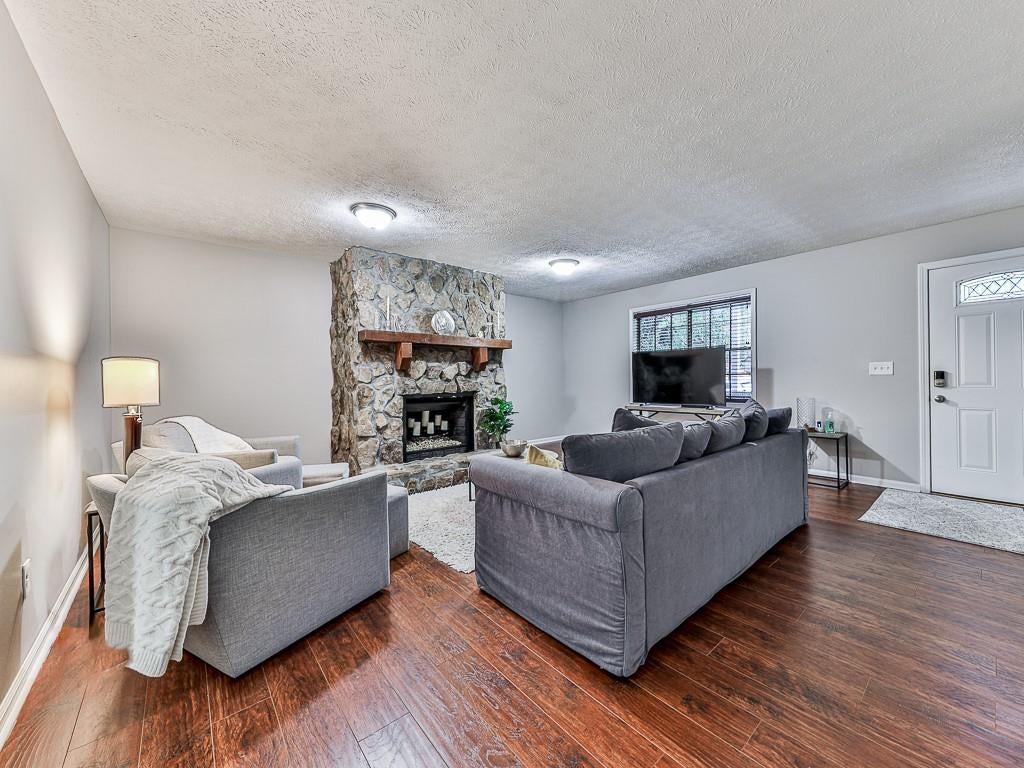 389 Saint Albans Court SW