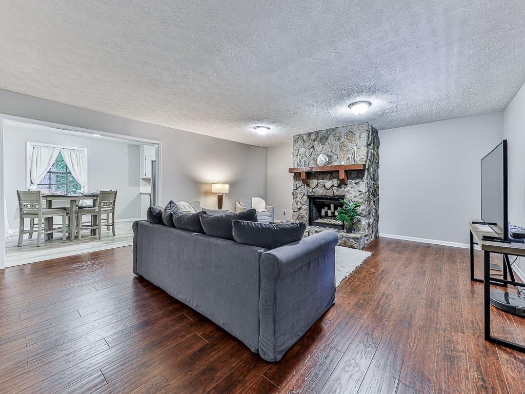 389 Saint Albans Court SW