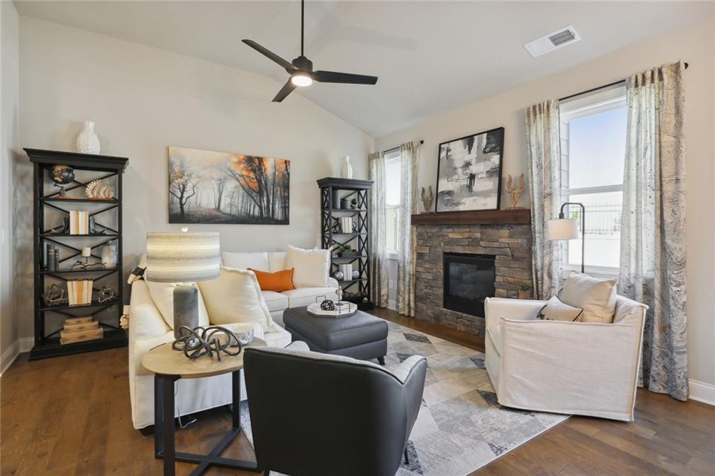220 Lakeside Place