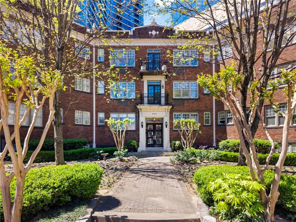 908 Juniper Street NE 207