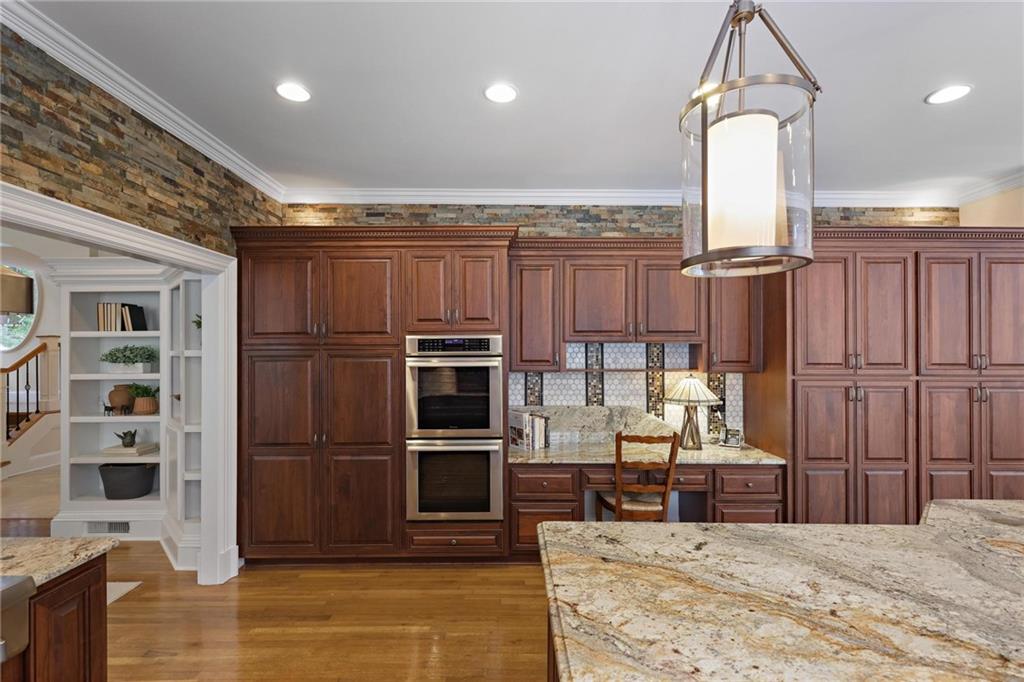850 Jett Ferry Manor