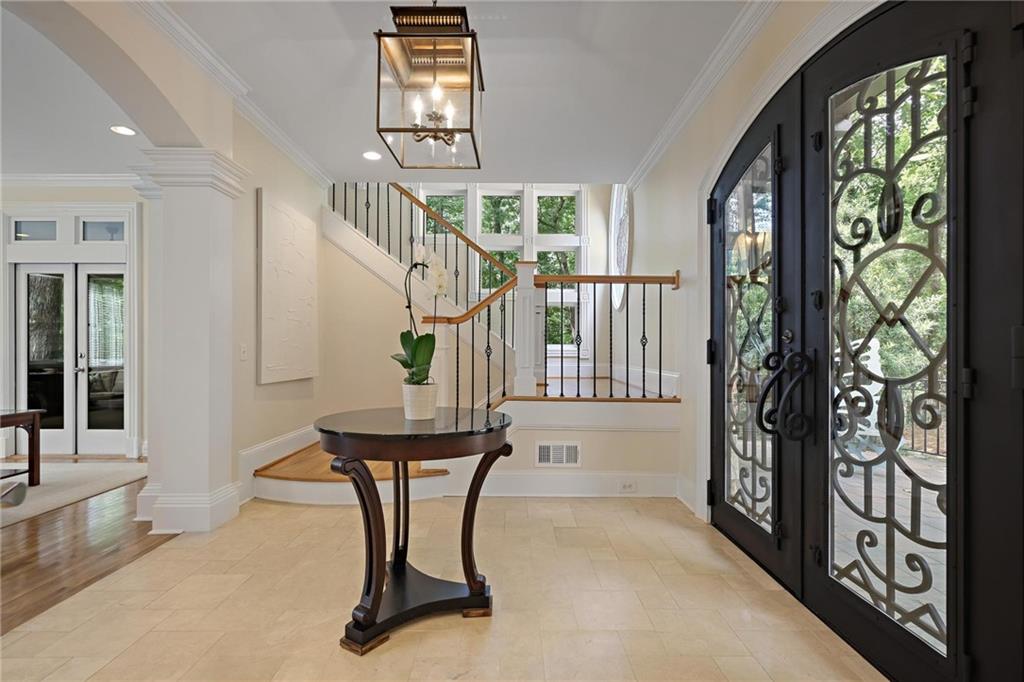 850 Jett Ferry Manor