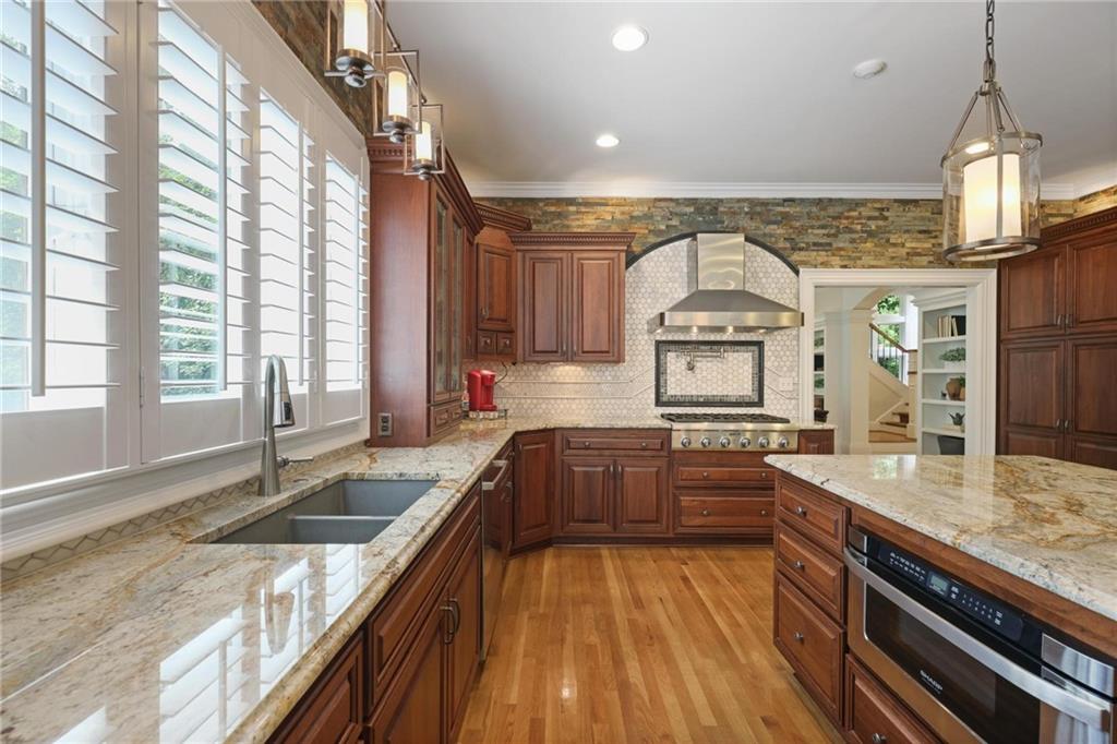 850 Jett Ferry Manor