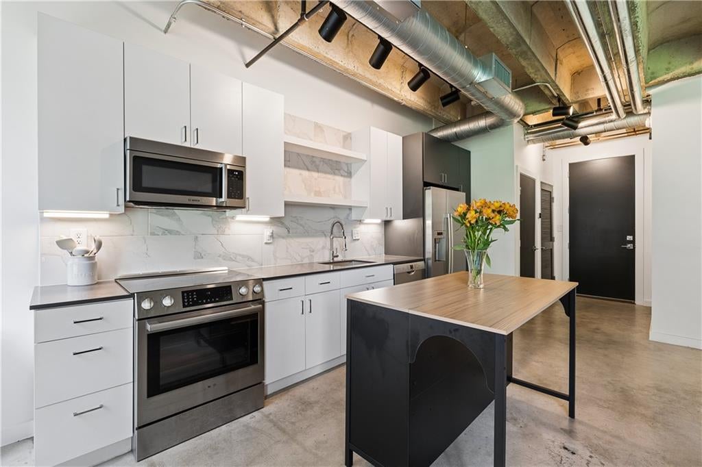 1065 United Avenue 204