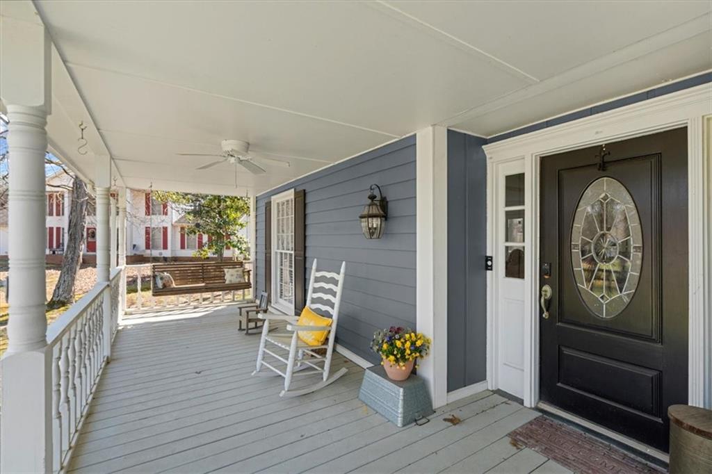 108 E Creekview Drive SW