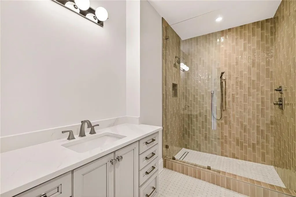 Savannah, Georgia 31401, United States, 3 Bedrooms Bedrooms, ,4 BathroomsBathrooms,Residential,Active,241966