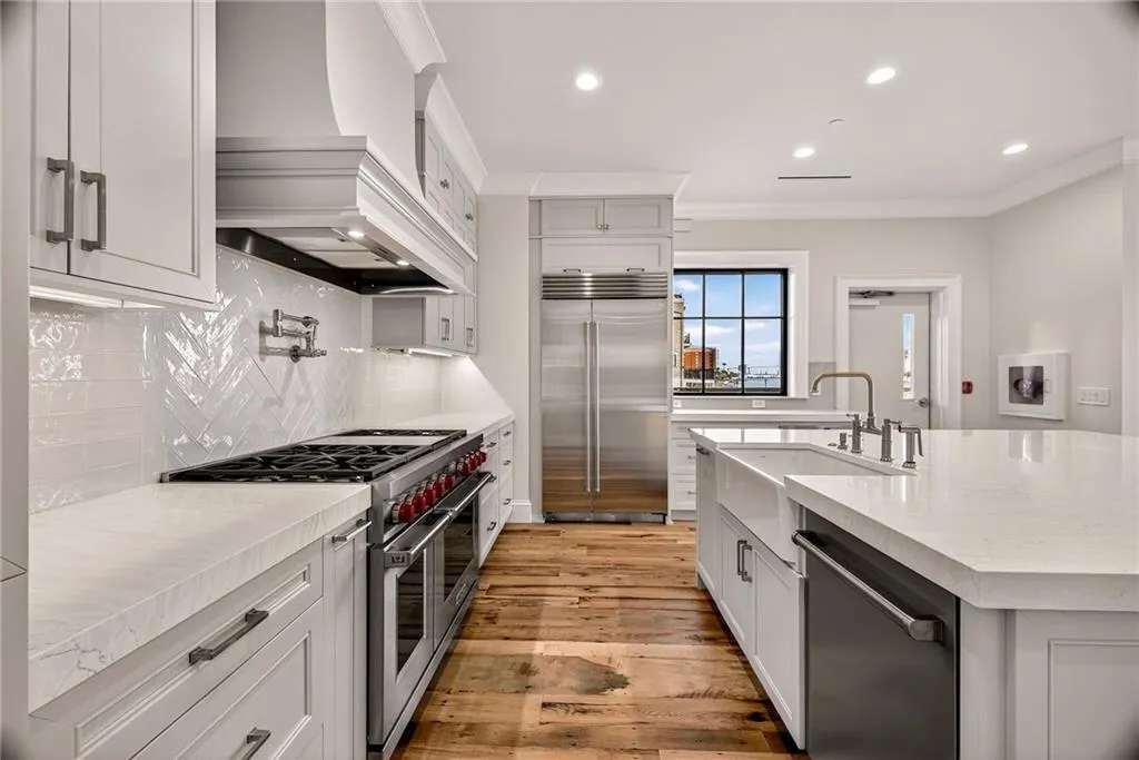 Savannah, Georgia 31401, United States, 3 Bedrooms Bedrooms, ,4 BathroomsBathrooms,Residential,Active,241966