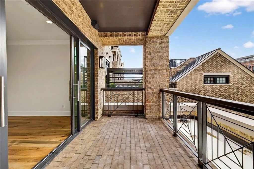 Savannah, Georgia 31401, United States, 3 Bedrooms Bedrooms, ,4 BathroomsBathrooms,Residential,Active,241966