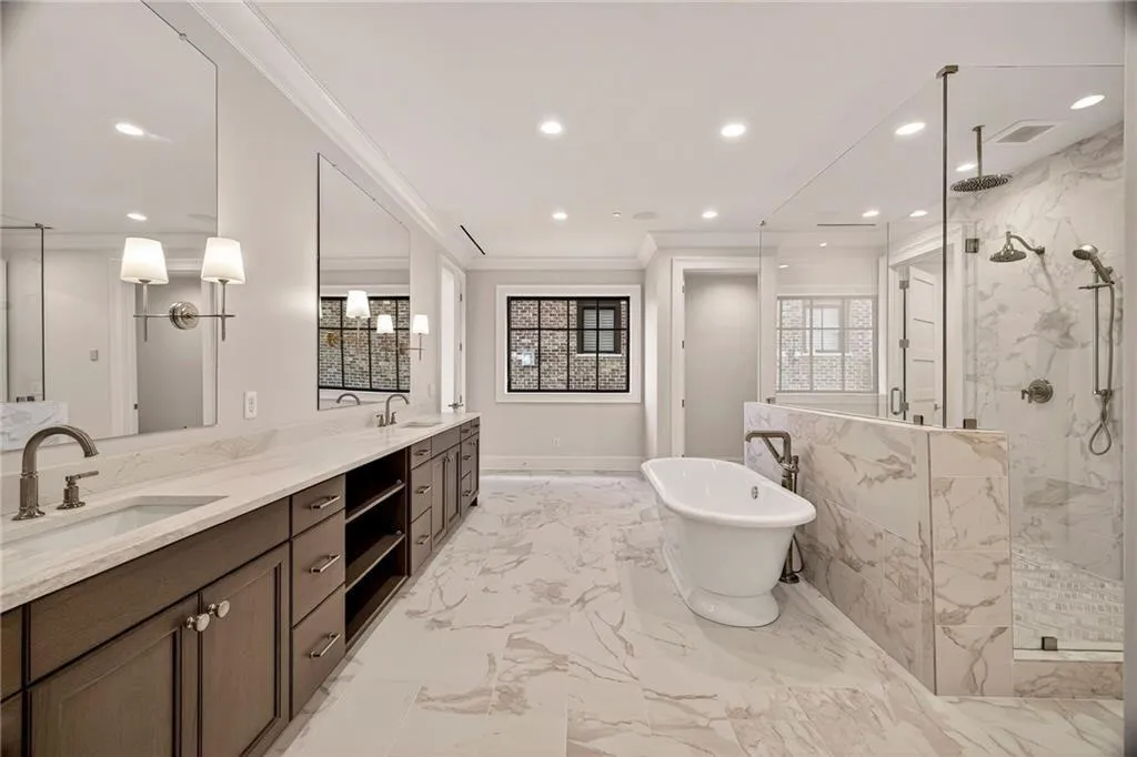 Savannah, Georgia 31401, United States, 3 Bedrooms Bedrooms, ,4 BathroomsBathrooms,Residential,Active,241966