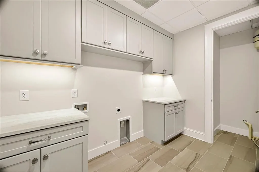 Savannah, Georgia 31401, United States, 3 Bedrooms Bedrooms, ,4 BathroomsBathrooms,Residential,Active,241966