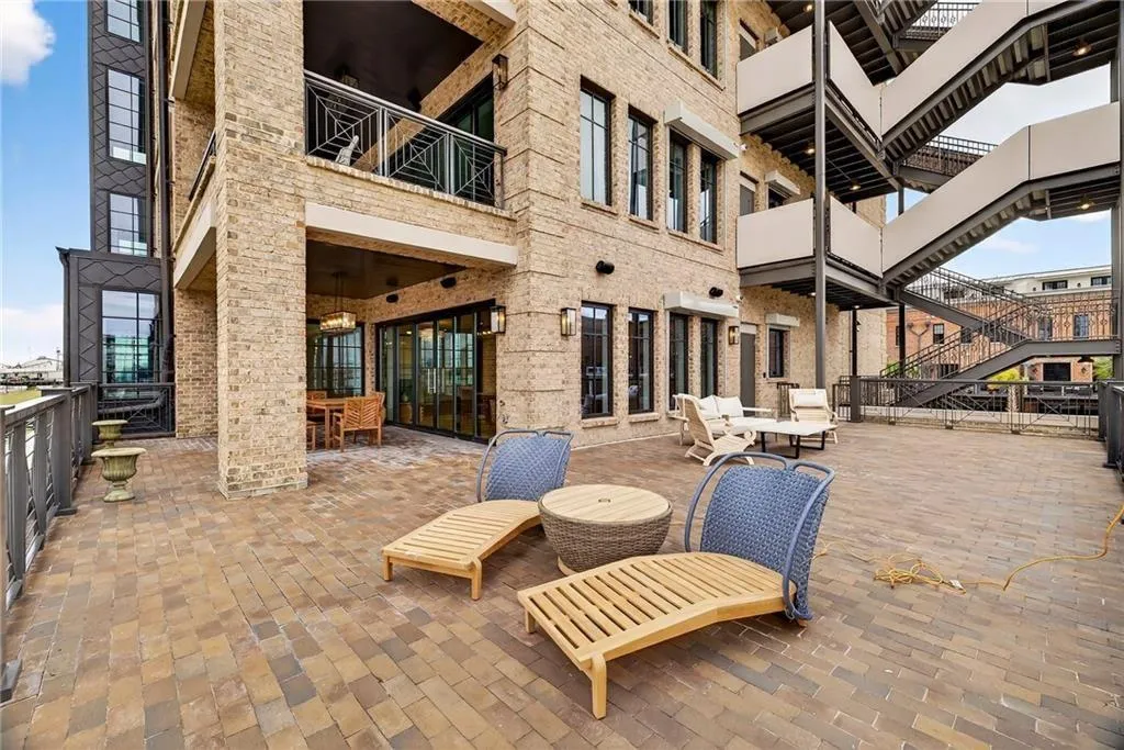 Savannah, Georgia 31401, United States, 3 Bedrooms Bedrooms, ,4 BathroomsBathrooms,Residential,Active,241966