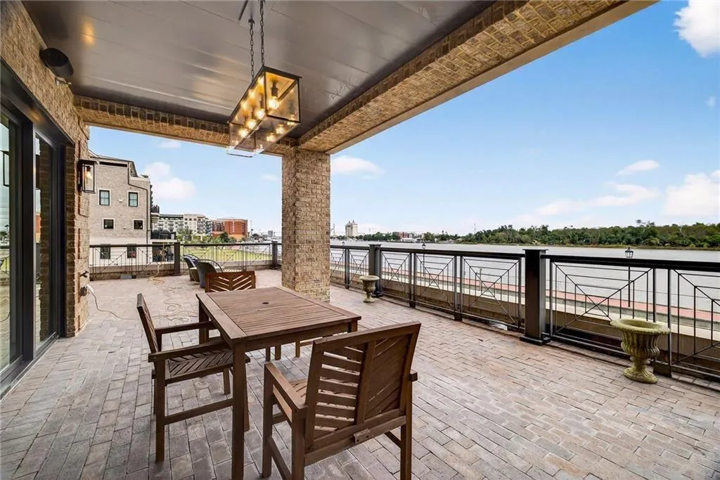 Savannah, Georgia 31401, United States, 3 Bedrooms Bedrooms, ,4 BathroomsBathrooms,Residential,Active,241966