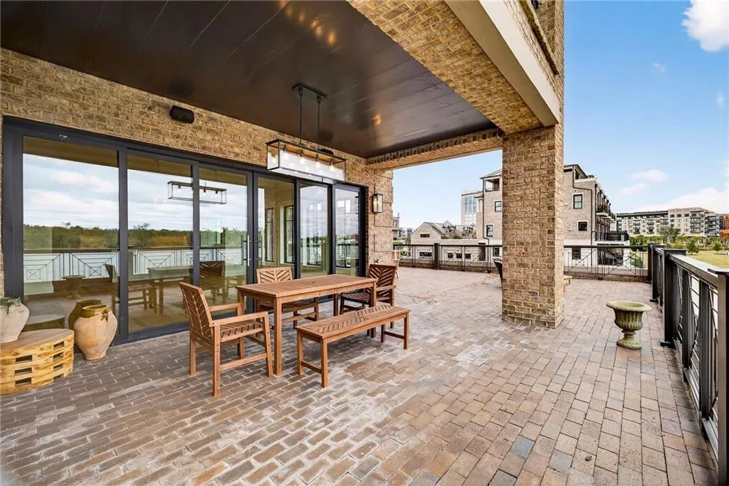 Savannah, Georgia 31401, United States, 3 Bedrooms Bedrooms, ,4 BathroomsBathrooms,Residential,Active,241966