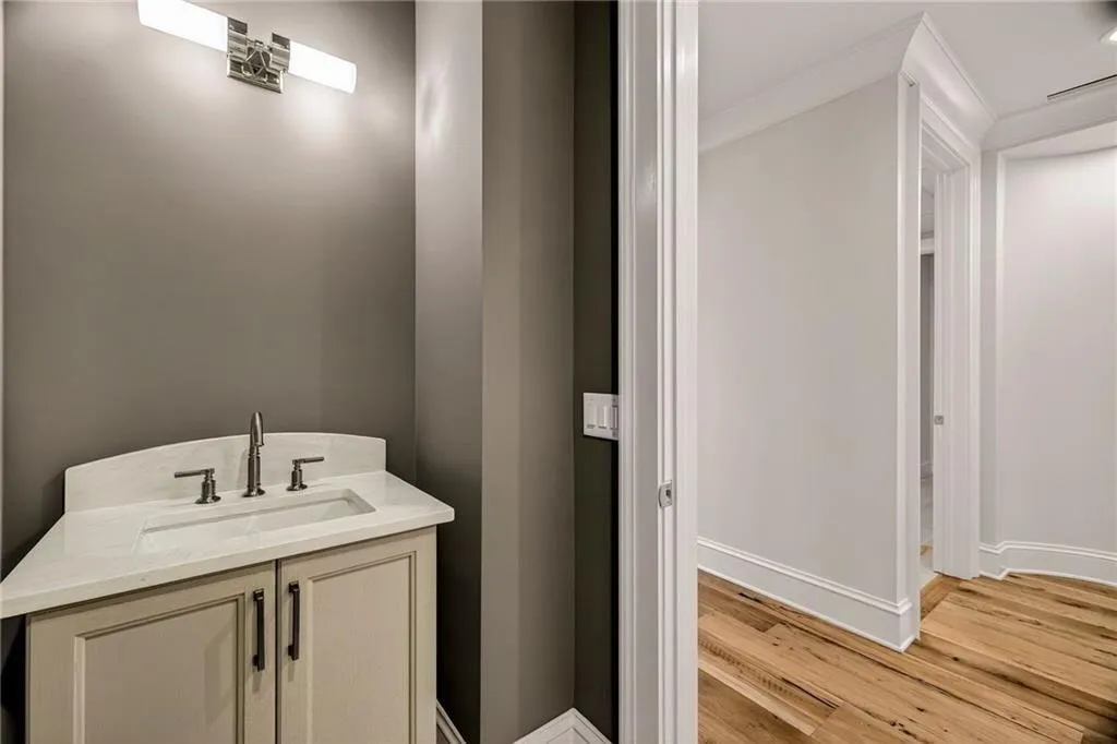 Savannah, Georgia 31401, United States, 3 Bedrooms Bedrooms, ,4 BathroomsBathrooms,Residential,Active,241966