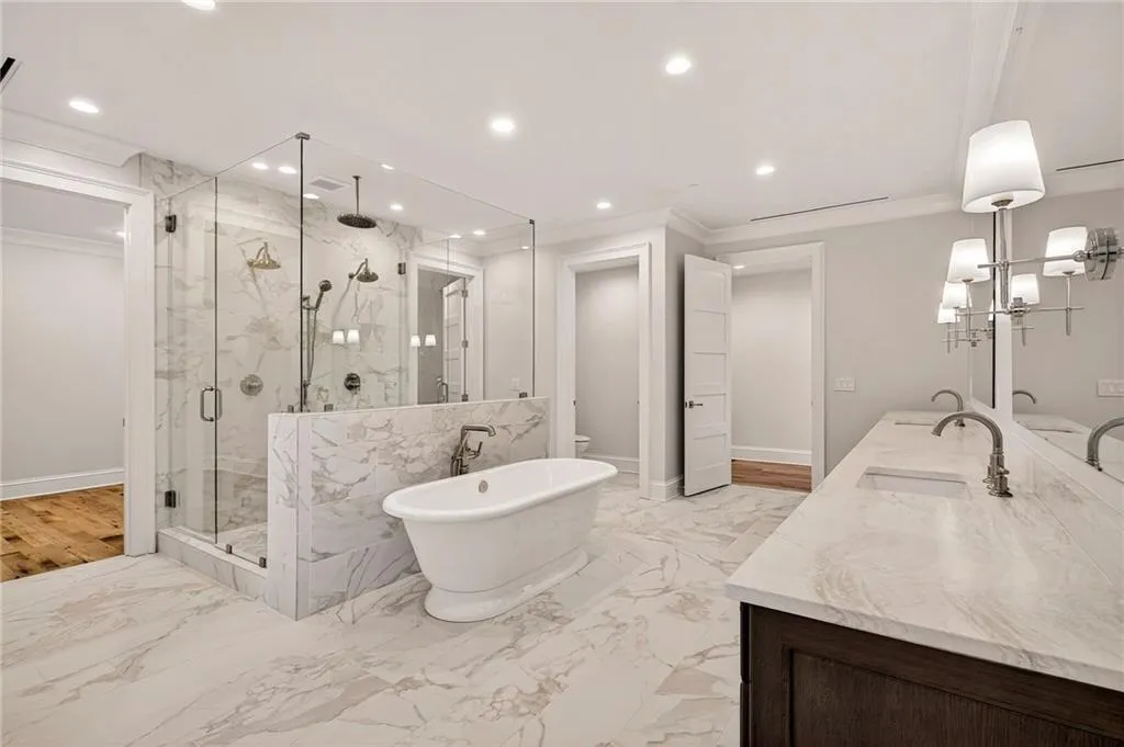 Savannah, Georgia 31401, United States, 3 Bedrooms Bedrooms, ,4 BathroomsBathrooms,Residential,Active,241966