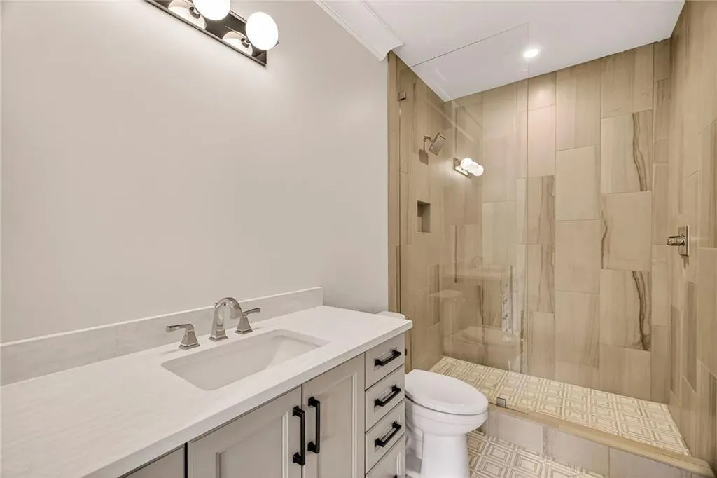 Savannah, Georgia 31401, United States, 3 Bedrooms Bedrooms, ,4 BathroomsBathrooms,Residential,Active,241966