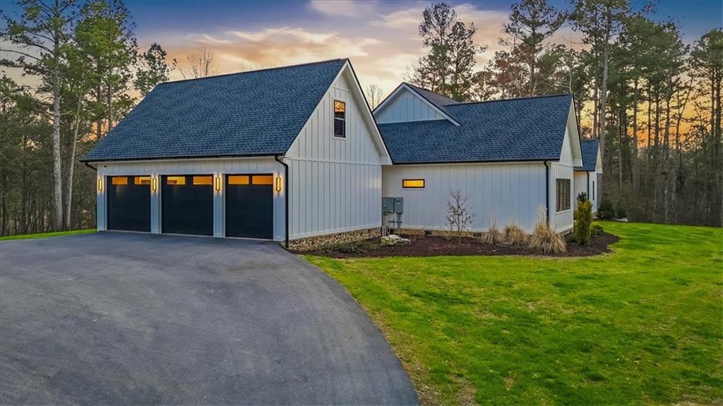 145 Moores Ferry Drive SW