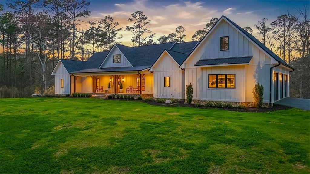 145 Moores Ferry Drive SW