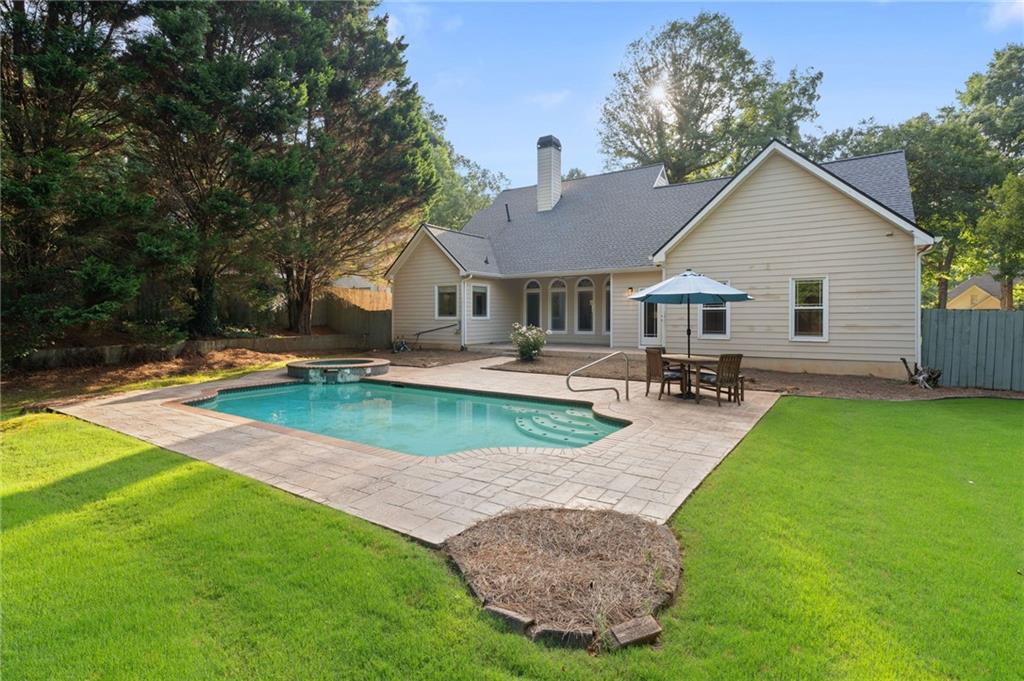 802 Lakeglen Drive