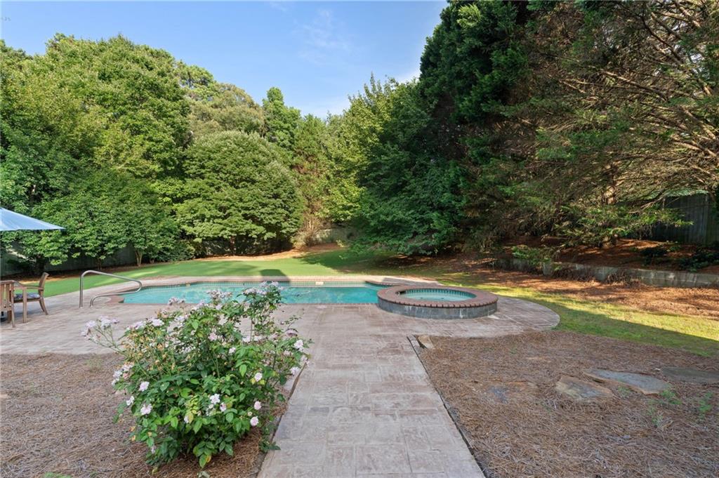 802 Lakeglen Drive