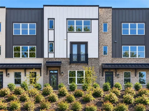 Townhouse For Sale - 5641 Peach Orchard Trail<br/> Peachtree Corners, GA 30092