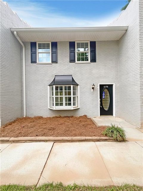 Townhouse For Sale - 1098 Eastview Circle<br/> Conyers, GA 30012