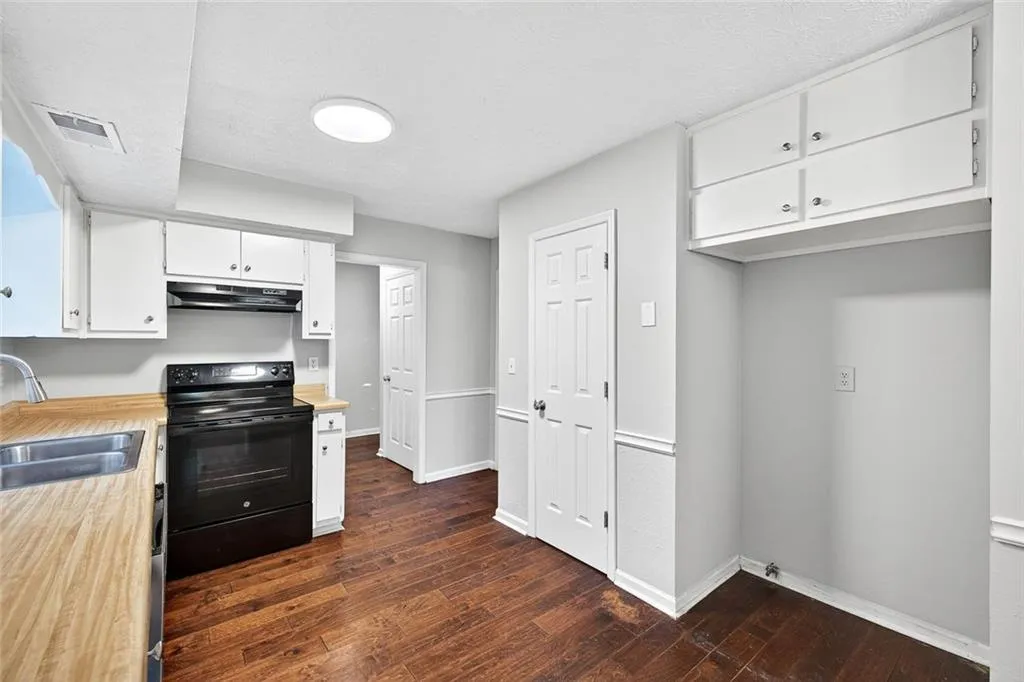 Marietta, Georgia 30066, United States, 3 Bedrooms Bedrooms, ,3 BathroomsBathrooms,Residential,Active,221618