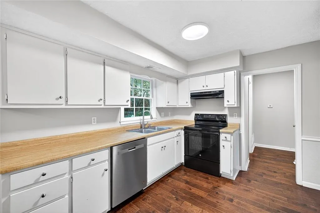 Marietta, Georgia 30066, United States, 3 Bedrooms Bedrooms, ,3 BathroomsBathrooms,Residential,Active,221618