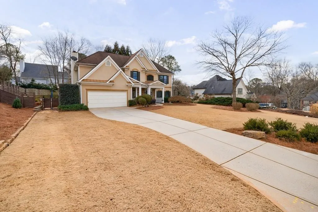 Roswell, Georgia 30075, United States, 4 Bedrooms Bedrooms, ,3 BathroomsBathrooms,Residential,Pending,15500