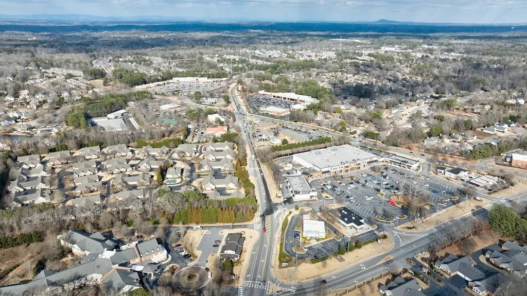 Roswell, Georgia 30075, United States, 4 Bedrooms Bedrooms, ,3 BathroomsBathrooms,Residential,Pending,15500