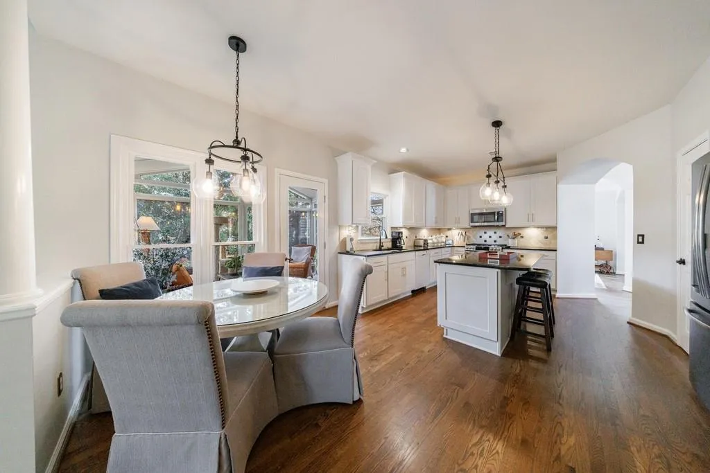 Roswell, Georgia 30075, United States, 4 Bedrooms Bedrooms, ,3 BathroomsBathrooms,Residential,Pending,15500