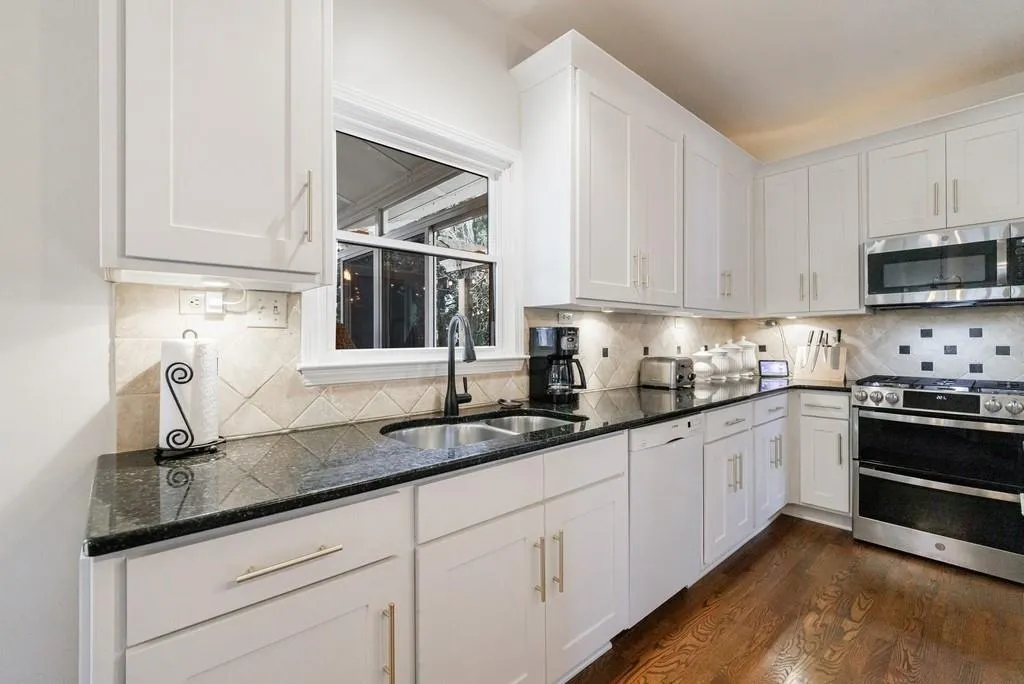 Roswell, Georgia 30075, United States, 4 Bedrooms Bedrooms, ,3 BathroomsBathrooms,Residential,Pending,15500