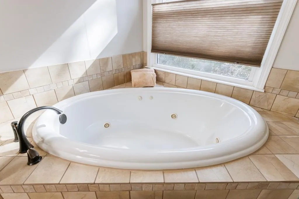 Roswell, Georgia 30075, United States, 4 Bedrooms Bedrooms, ,3 BathroomsBathrooms,Residential,Pending,15500