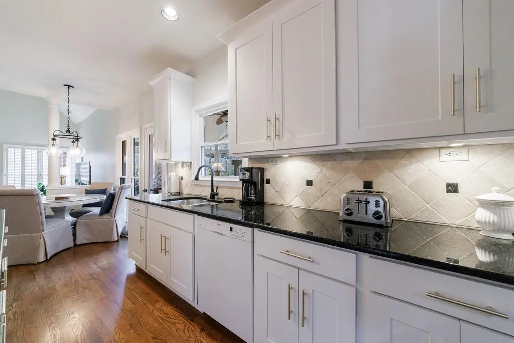 Roswell, Georgia 30075, United States, 4 Bedrooms Bedrooms, ,3 BathroomsBathrooms,Residential,Pending,15500