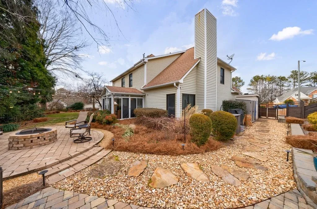 Roswell, Georgia 30075, United States, 4 Bedrooms Bedrooms, ,3 BathroomsBathrooms,Residential,Pending,15500