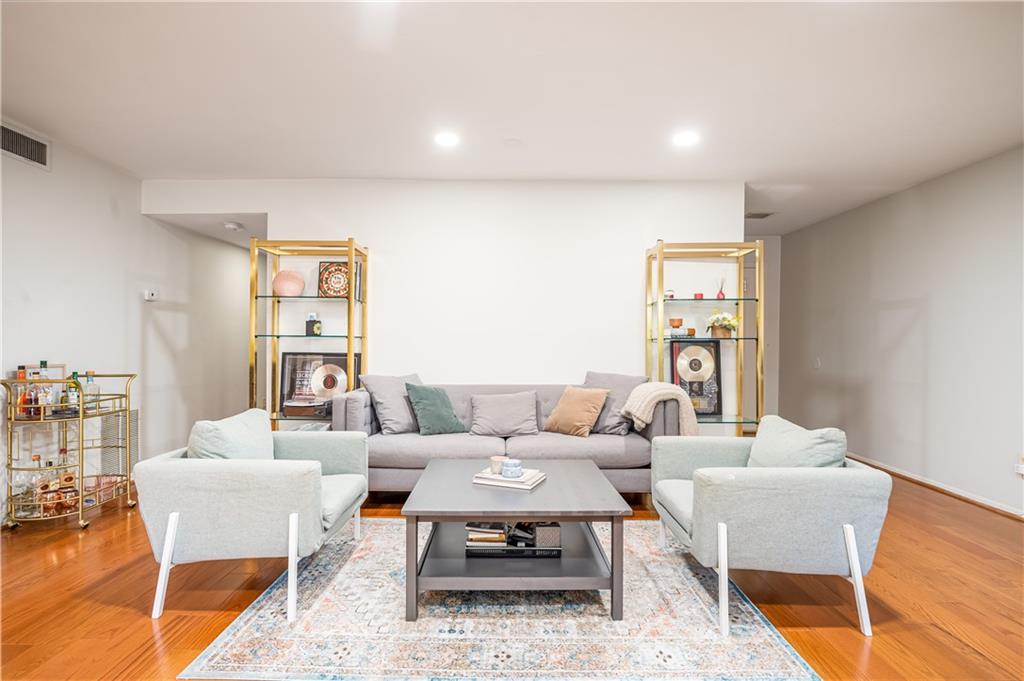 23 Middleton Court SE