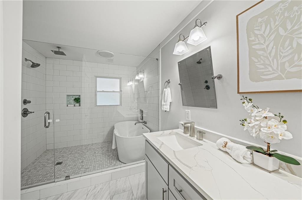 1570 King Arthur Court SE