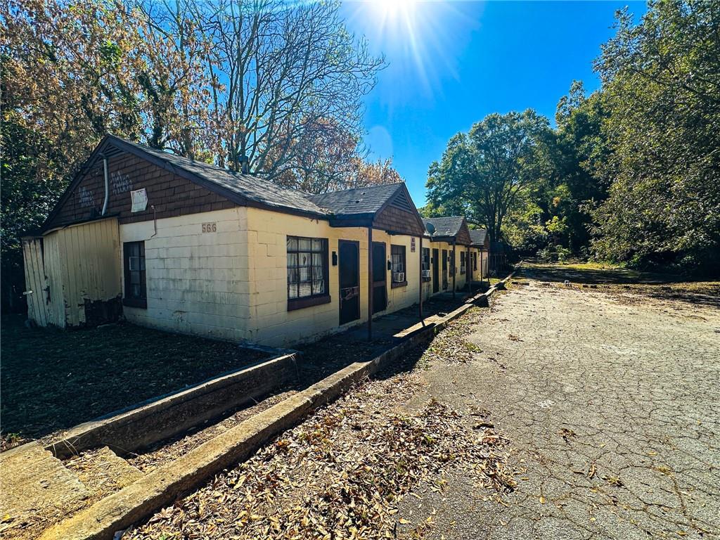 566 University Avenue SW