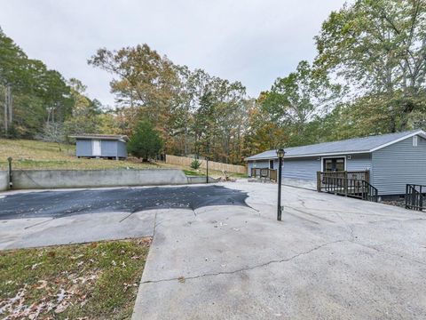 A home in Adairsville