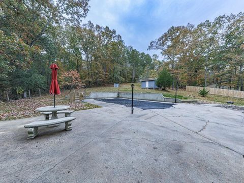 A home in Adairsville