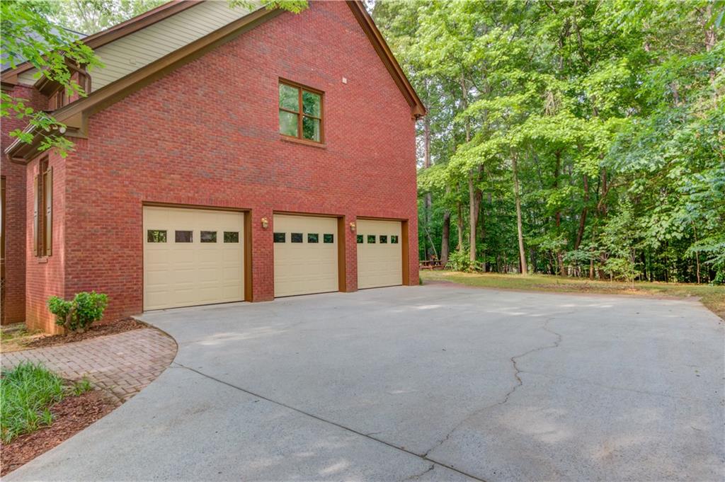 4975 Duncans Lake Drive, Buford, Georgia image 3