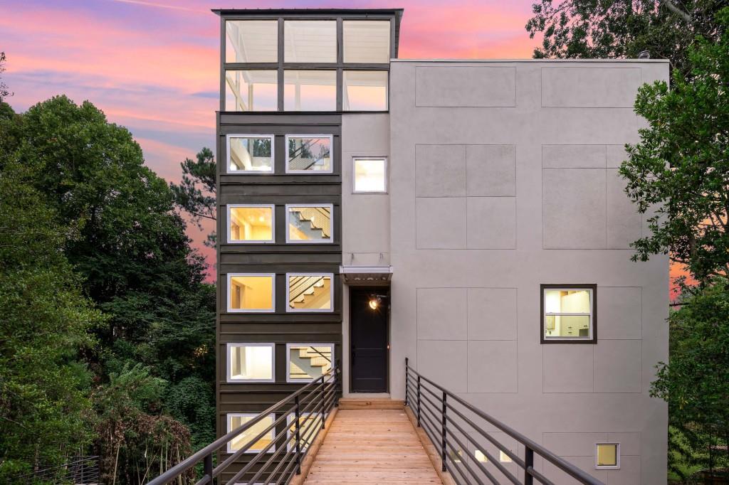 335 Eureka Drive NE