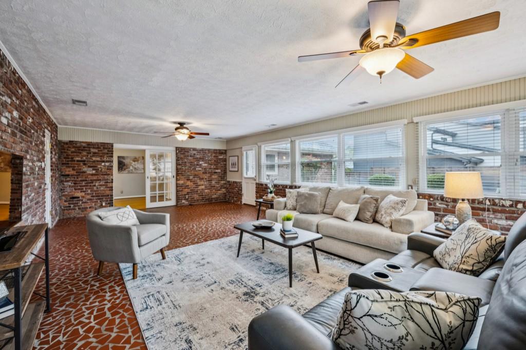 2467 Leslie Drive NE